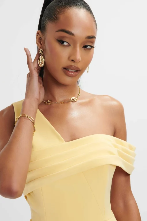 Hannah Pleated Asymmetric Off Shoulder Midi Dress In Pastel Yellow<Lavish Alice Fashion